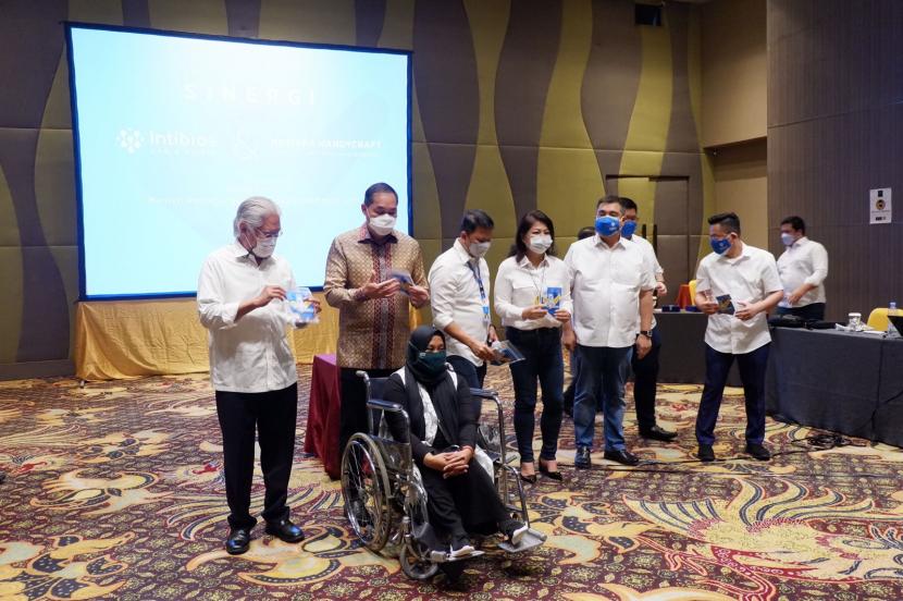 Acara syukuran pembelian pasokan masker dari komunitas disabilitas di Jakarta, Jumat (20/8). 