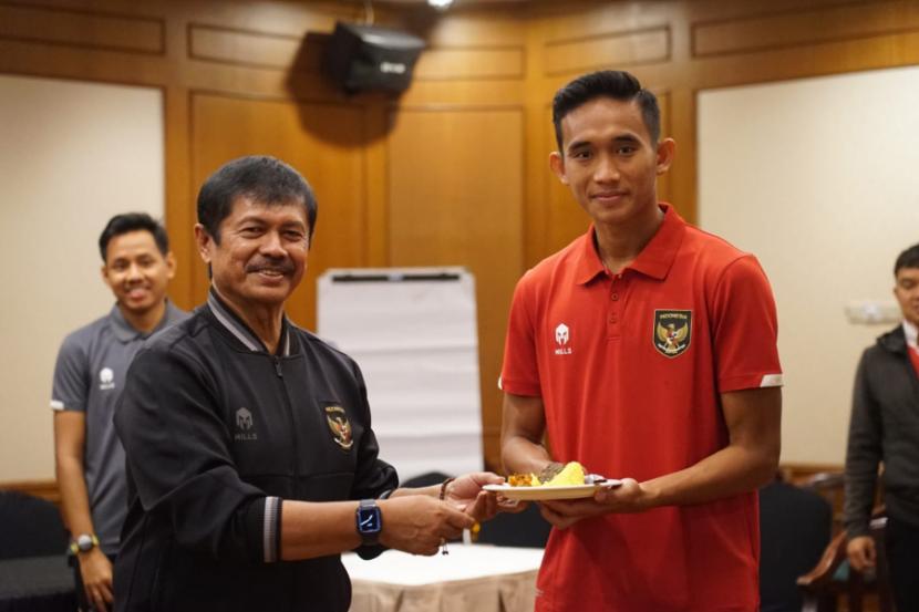 Acara syukuran timnas U-22 karena Indonesia terbebas dari sanksi berat FIFA.