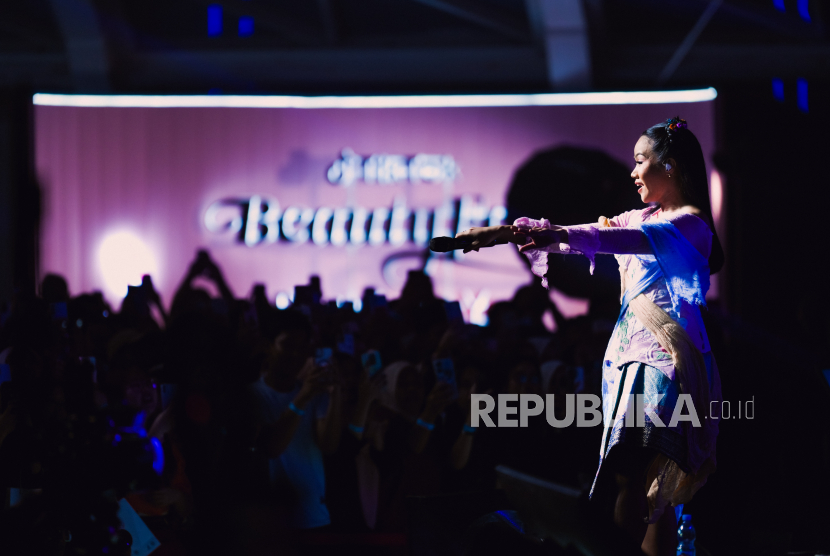 Acara TikTok Beauty Fest di PIM City Hall, Jakarta, menghadirkan penyanyi Yura Yunita.