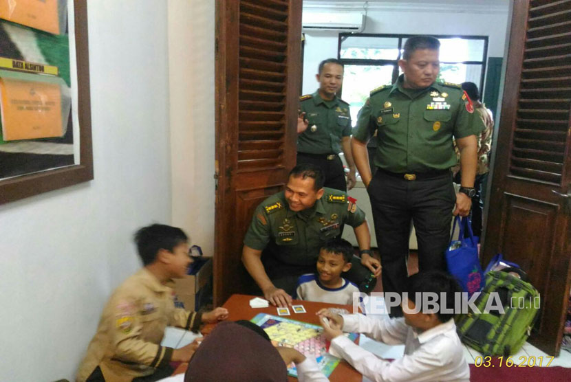  Siswa Kursus Komandan Korem (Sus Danrem) berkunjung ke Kodim 0606 Kota Bogor, untuk melihat kursus matematika yang dilaksanakan oleh Kodim 0606/Kota Bogor bekerja sama dengan Klinik Pendidikan MIPA (KPM).