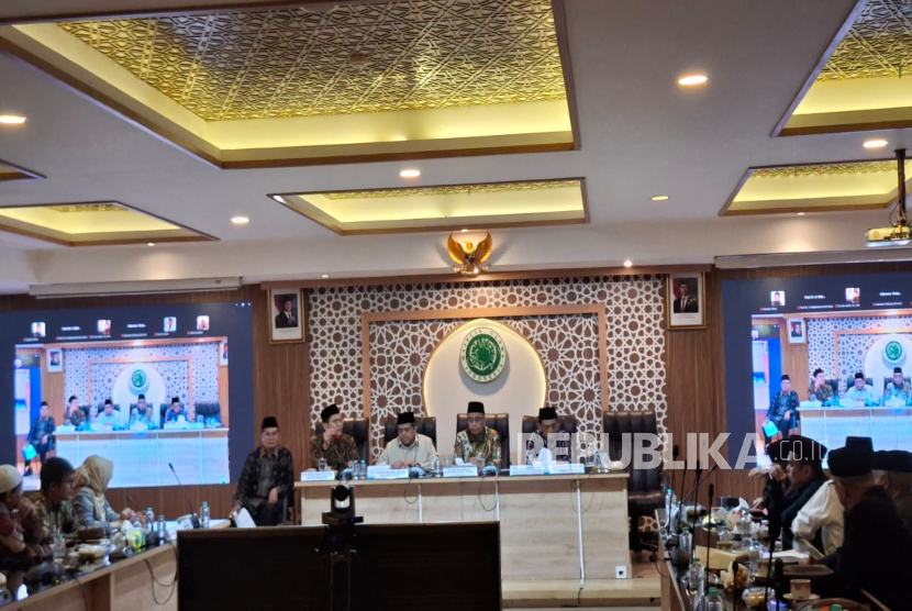 Acara Tukar Pikiran Implementasi Wajib Halal Oktober 2026 (WHO 2026) bersama organisasi kemasyarakatan Islam tingkat pusat di Kantor MUI Pusat, Jakarta, Kamis (8/10/2026).