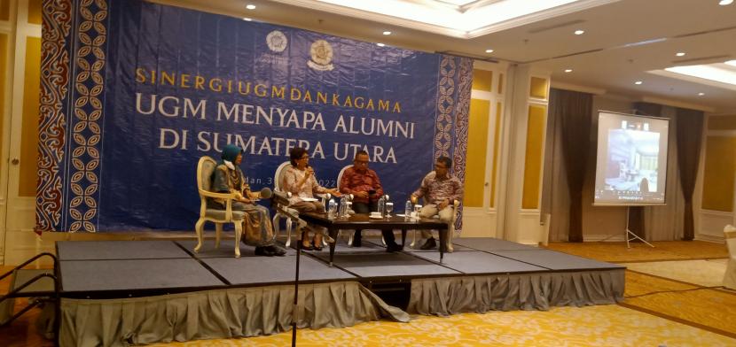 Rektor UGM Prof Ova Emilia saat berbicara dalam acara UGM Menyapa Alumni di Sumatra Utara yang berlangsung di Hotel Adimulia, Medan, Sumatra Utara, Rabu (3/8/2022) malam.