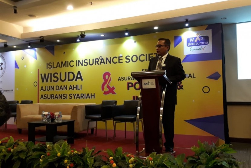 Acara Wisuda dan Seminar Asuransi Syariah di Gedung Permata Kuningan, Jakarta Selatan, Selasa (4/12). 
