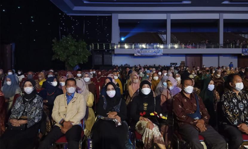 Acara wisuda Universitas BSI ke-55, banyak orang tua menemani anaknya.