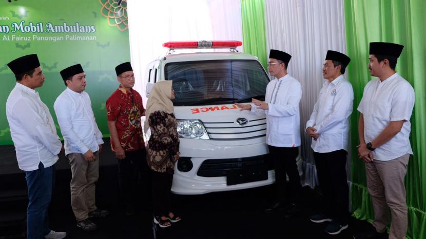 ACC menyerahkan bantuan satu unit mobil ambulans untuk Yayasan Al Fairuz Panongan Palimanan.