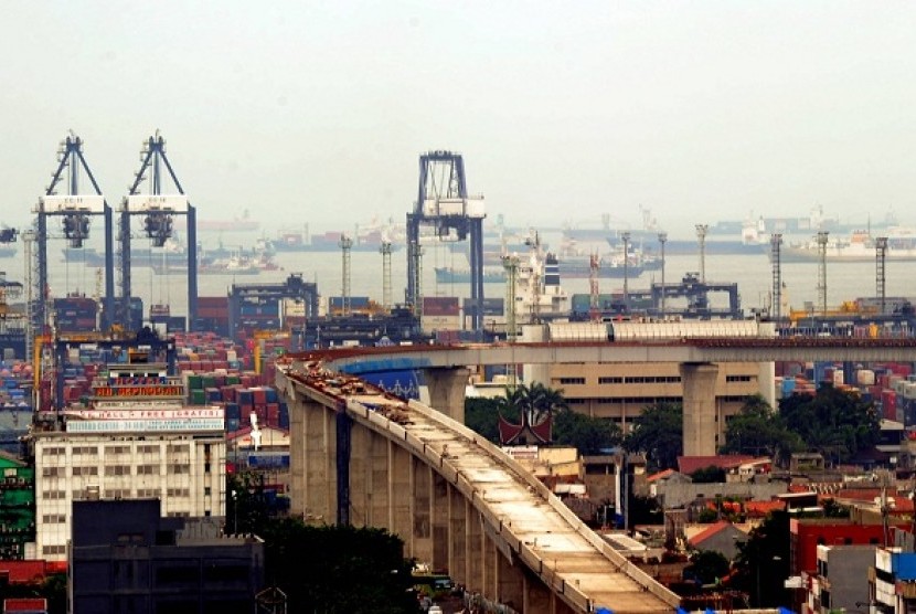 Access to Tanjung Priok port in Jakarta is still underconstruction. General Electric (GE), will invest in Indonesia worth 300 million USD to develop the country's infrastructure. (illustration)