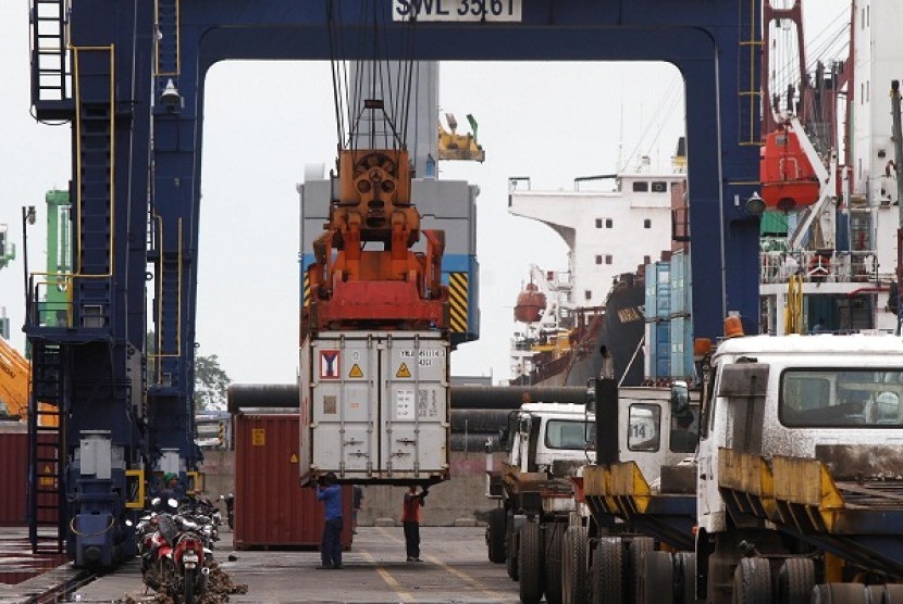 According to Indonesian Logistics and Forwarders Association (ALFI), dwelling time in Tanjung Priot Port is among the worst with 8,7 days process. While in Thailand the dwelling process takes five days, followed by Malaysia (for days), Australia (three day