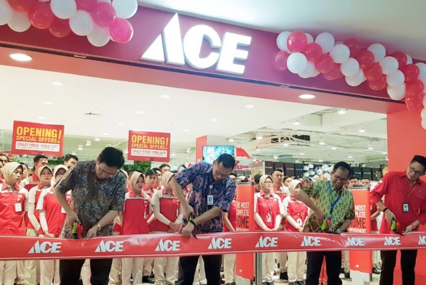 ACE Hardware berekspansi dengan menambah toko baru di Jatinangor Town Square (Jatos), Jl Raya Jatinangor Sumedang yang diresmikan oleh General Manager ACE Hardware Indonesia Tbk, Rino Mario akhir pekan lalu.