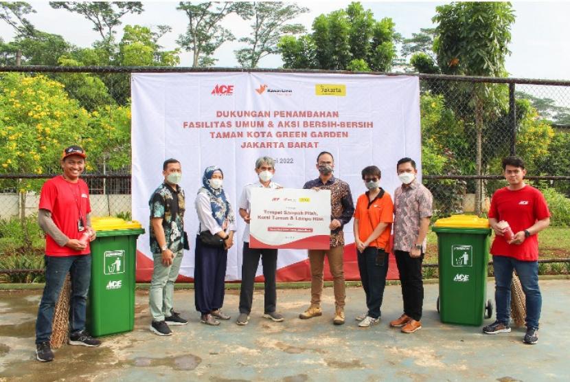 ACE melalui Kawan Lama Foundation, yaitu yayasan yang menaungi kegiatan sosial Kawan Lama Group, melengkapi fasilitas umum kawasan Taman Kota Green Garden, Jakarta Barat.
