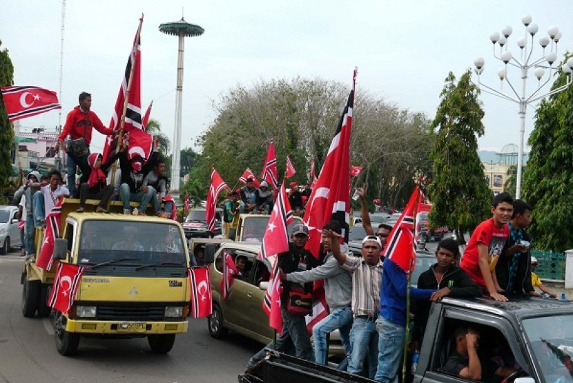 Acehnese bring local flag (crescent and mood) or Qanun and demand the central government to officially adopt it.  