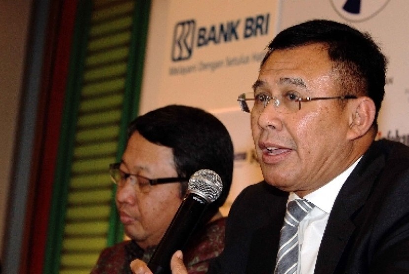 Achmad Baiquni (kanan) ketika masih menjabat sebagai Direktur Keuangan BRI