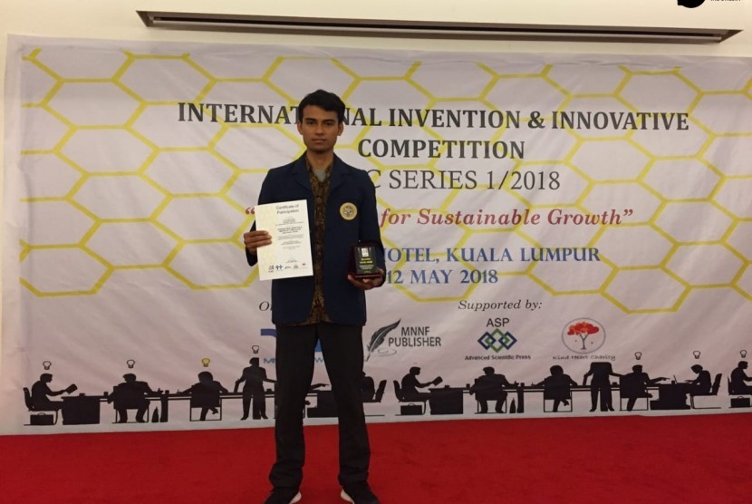 Achmad Shiddiq Ali Madurijau, seorang mahasiswa penerima Program Beasiswa Rumah Inisiatif LAZNAS Inisiatif Zakat Indonesia (IZI) berhasil menyabet medali perak 
