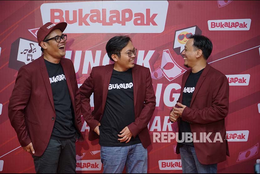 Achmad Zaky, Founder dan CEO Bukalapak (Tengah) berfoto bersama dengan  Bayu Syerli (VP of Marketing Bukalapak) dan Ari K. Wibowo (Associate Vice President of Brand Bukalapak) dalam acara konferensi pers Badai Uang Ratusan Miliar.