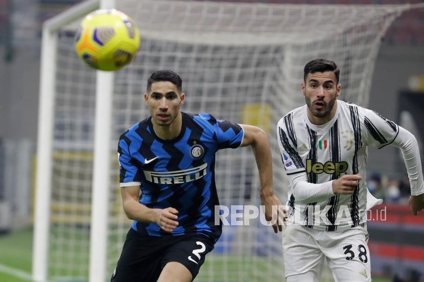  Achraf Hakimi dari Inter Milan (kiri) saat bersaing memperebutkan bola dengan bek Juventus Gianluca Frabotta.