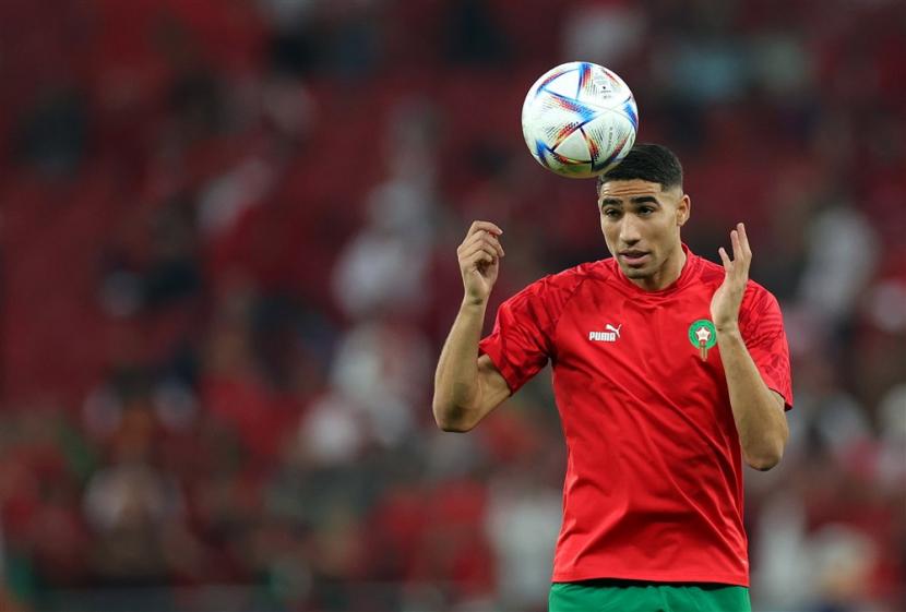  Achraf Hakimi dari Maroko melakukan pemanasan sebelum pertandingan sepak bola perempat final Piala Dunia FIFA 2022 antara Maroko dan Portugal di Stadion Al Thumama di Doha, Qatar, 10 Desember 2022. 