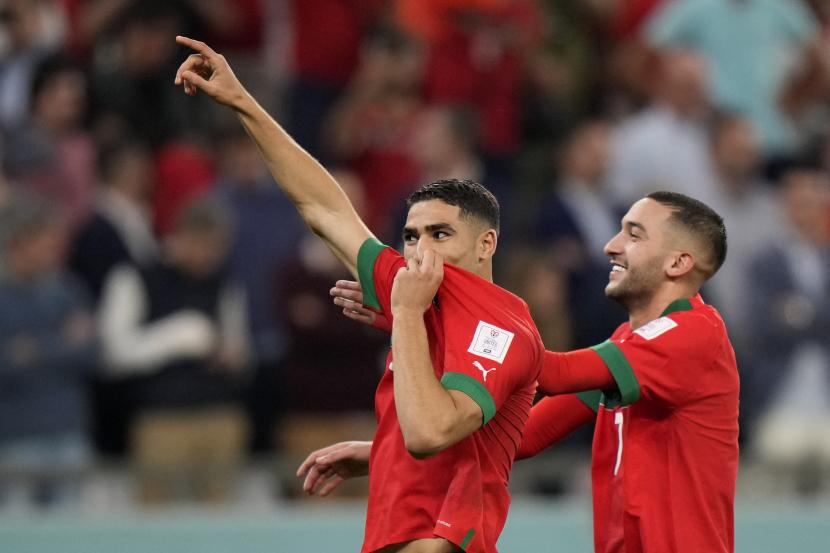 Achraf Hakimi Maroko, kiri, dan Hakim Ziyech merayakan setelah adu penalti pada pertandingan sepak bola babak 16 besar Piala Dunia antara Maroko dan Spanyol, di Stadion Education City di Al Rayyan, Qatar, Selasa, 6 Desember 2022. 