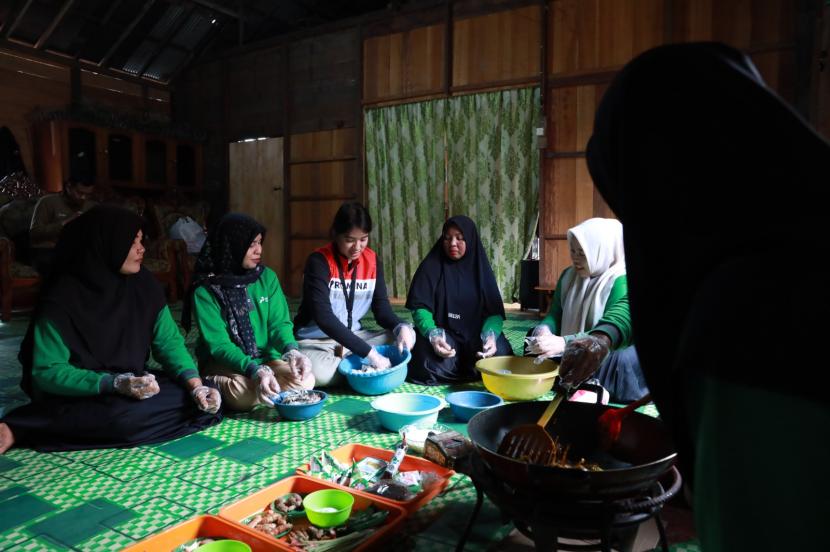 Acil-acil Kuas Jirak bahu membahu membuat abon dari Ikan Nila di Desa Jirak, Tabalong, Kalimantan Selatan.