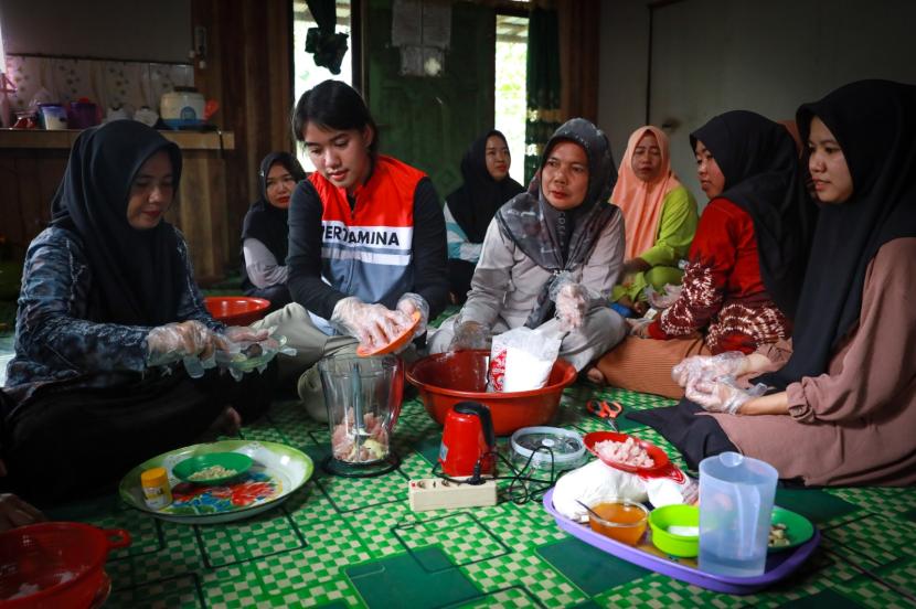 Acil-acil Kuas Jirak bersama-sama membuat kerupuk dari bahan baku olahan ikan gabus.