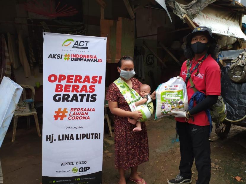 ACT (Aksi Cepat Tanggap) Tangerang Raya dan Masyarakat Relawan Indonesia (MRI) Tangerang Selatan menyalurkan  1.000 kg beras bagi 200 KK. Bantuan tersebut diberikan kepada penerima manfaat dari warga Kampung Pemulung di Pondok Aren, Tangerang Selatan, Banten. 