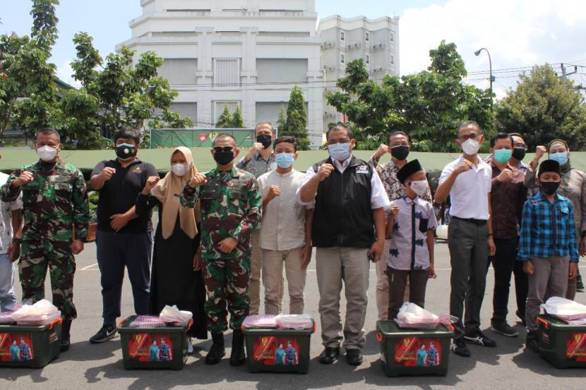 ACT bersama TNI Angkatan Darat memberikan santunan kepada anak-anak terdampak Covid-19 yang menjadi yatim piatu, Sabtu (4/9). 