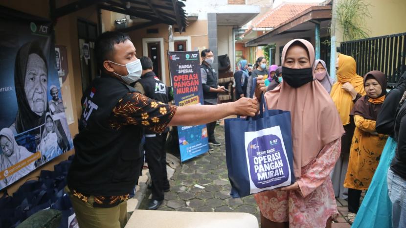 ACT Cimahi menggelar operasi pangan murah di Cimahi, Jumat (29/10).