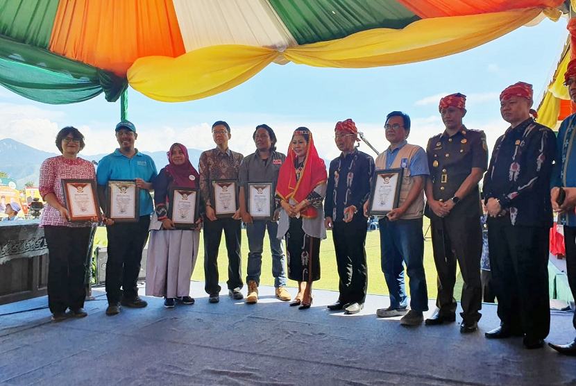 ACT dan 5 NGO internasional mendapat penghargaan atas upaya mereka membantu para korban gempa dan likufasi di Sigi, Palu.