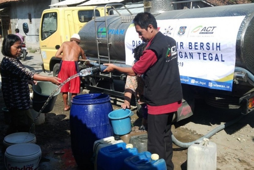 ACT dan Masyarakat Relawan Indonesia (MRI) Tegal mendistribusikan air bersih.