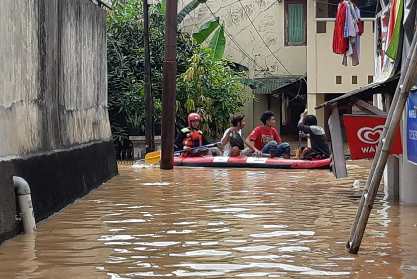 ACT dan MRI bantu evakuasi warga korban banjir di Bidara Cina.