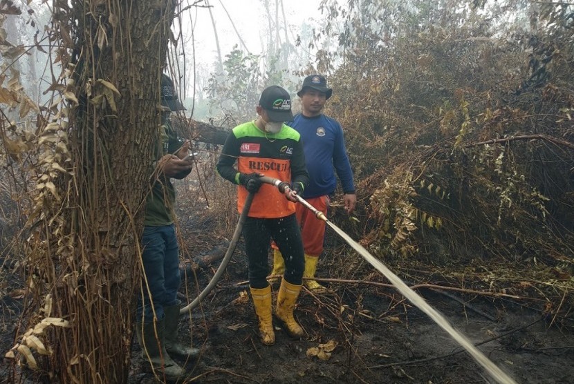 ACT Duri dan Masyarakat Relawan Indonesia (MRI) membantu DAMKAR Mandau dan Polsek Mandau untuk memadamkan api.