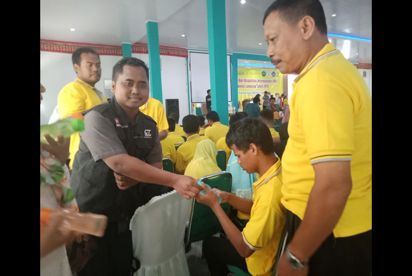 ACT Lampung bagikan ratusan tumbler pada peringatan Hari Disabilitas Internasional di Universitas Lampung, Rabu (4/12). 