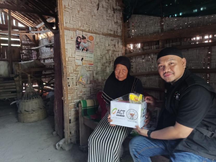 ACT Lampung bantu satu ton beras kepada warga prasejahtera di Lampung, Kamis (23/4). 