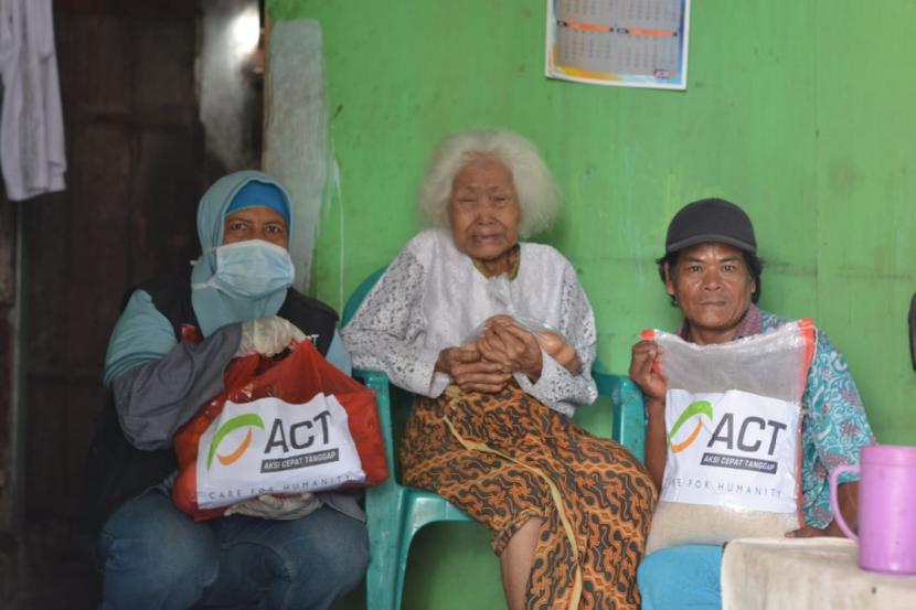 ACT Lampung bantu sembako kepada masyarakat tidak mampu yajg berdiam diri di rumah selama penanganan Covid-19,  Kamis (26/3).