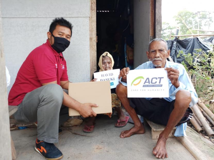 ACT Lampung berikan bingkisan lebaran buat relawan kemanusiaan mitra ACT di Lampung, Jumat (8/5).