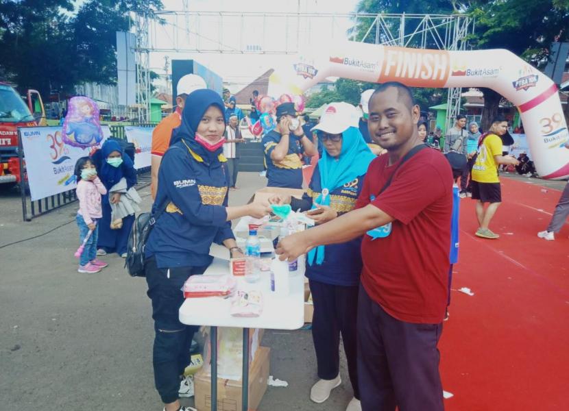 ACT Lampung bersama poliklinik PT Bukit Asam mengedukasi masyarakat  terkait Covid-19 di Bandar Lampung, Ahad (8/3). 