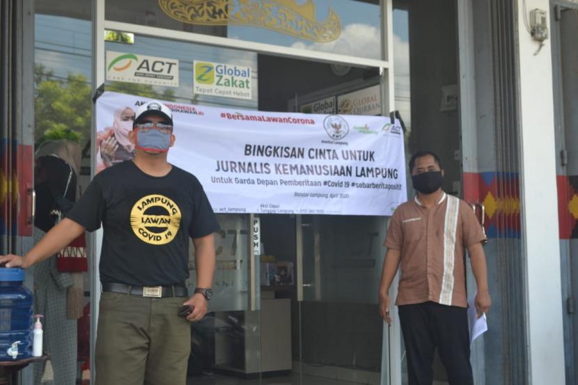 ACT Lampung, BWI dan JFH memberikan bingkisan kepada jurnalis kemanusiaan peliput Covid-19 Lampung, Jumat (17/4). 