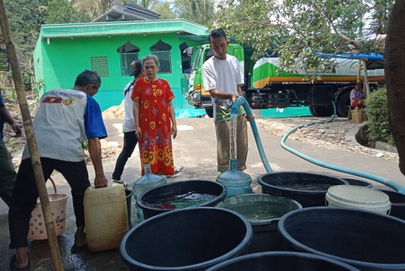 Distribusi air bersih di Lampung.