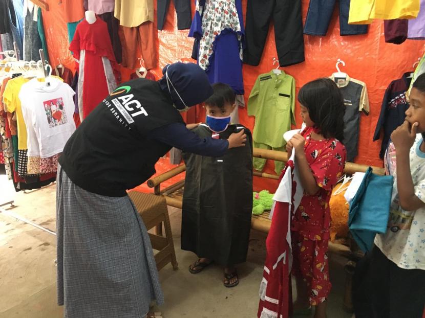 ACT Lampung membersamai masyarakat di Lampung pada masa pandemi Covid-19, diaantaranya membelikan baju lebaran buat anak-anak, Senin (18/5).