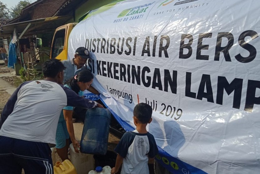 ACT Lampung mendistribusikan air bersih lagi untuk warga Sukamenanti Kedaton, Bandar Lampumg, Kamis (11/7). 