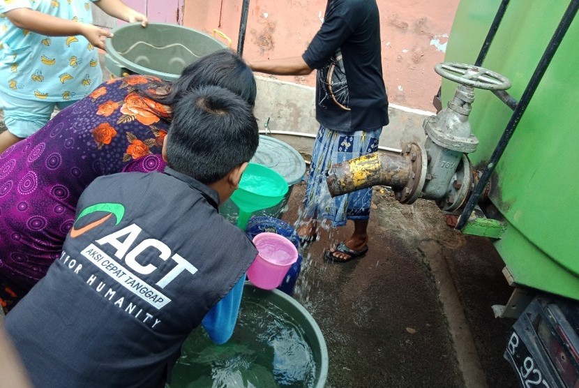 ACT Lampung pasok air bersih ke kampung warga di Panjang, Bandar Lampung, Senin (8/7). 
