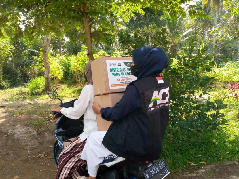ACT Malang membagikan bantuan untuk warga terdampak pandemi Covid-19 di Malang Raya.