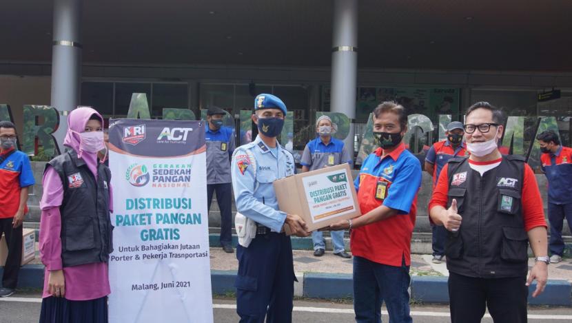 ACT Malang menyalurkan bantuan paket pangan kepada para porter di Malang Raya.