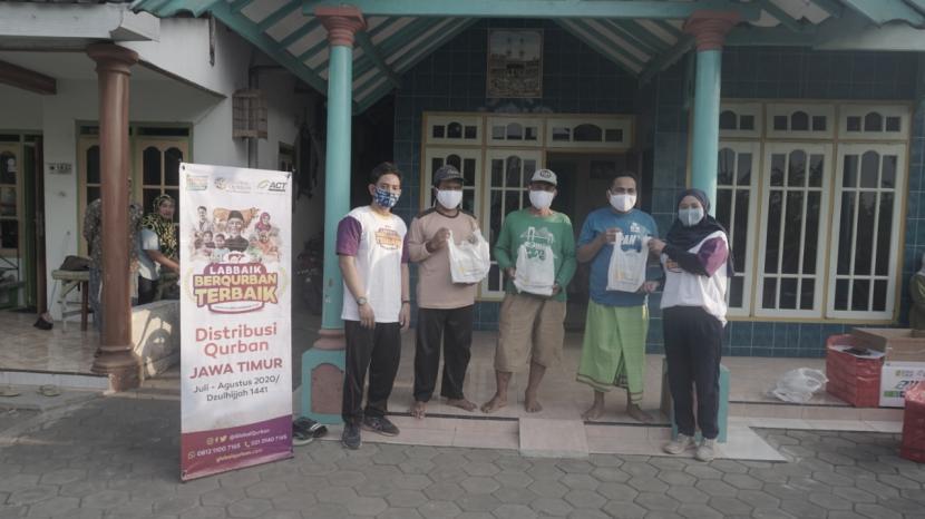 ACT Malang menyalurkan paket daging kurban di sejumlah titik di Malang Raya. 