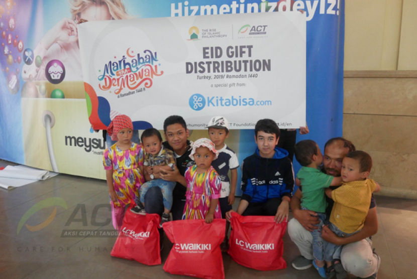 ACT membagi-bagikan hadiah Lebaran kepada anak-anak komunitas Uighur di Turki