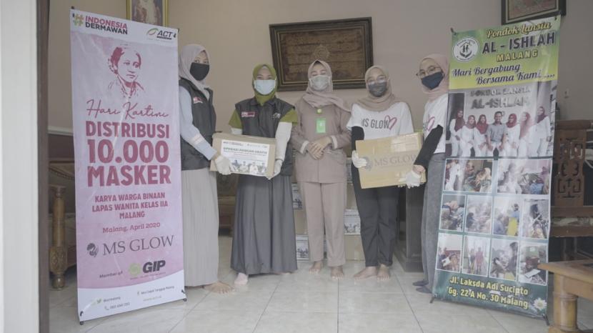 ACT membagikan 10 ribu masker ke sejumlah area Kota Malang, Selasa (21/4). 