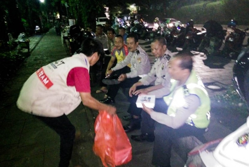 ACT membagikan makanan kepada para petugas yang berjaga saat aksi 22 Mei.