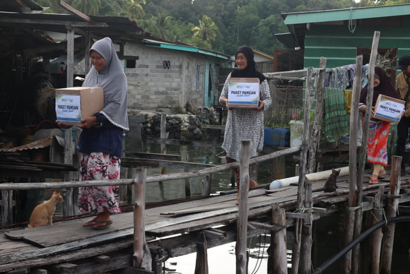 ACT membagikan paket sembako untuk fakir miskin pada di Minanga Aka'e, Kecamatan Mattiro Sompe, Kabupaten Pinrang, Jumat (31/5) lalu. 