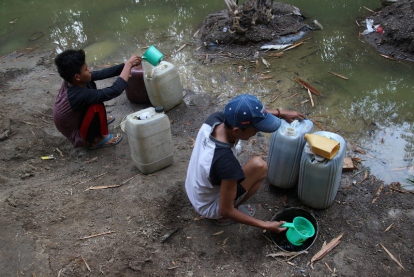 ACT membantu mendistribusikan air bersih ke berbagai wilayah.
