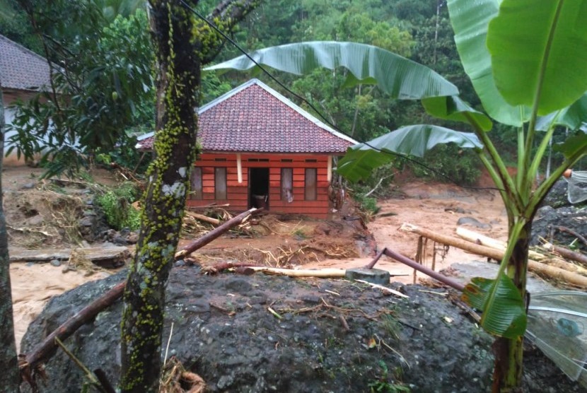 ACT membantu para korban bencana banjir di Tasikmalaya.