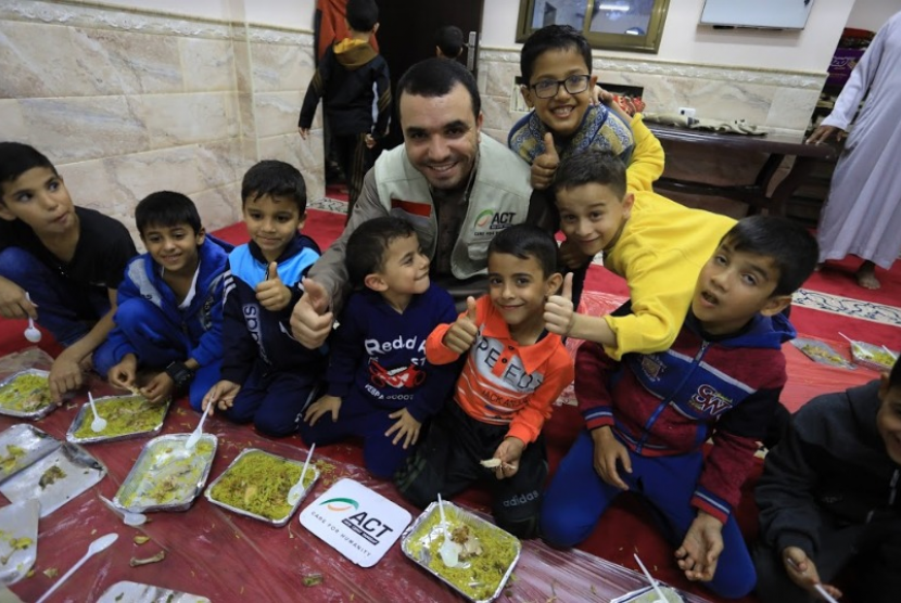 ACT memberi bantuan pangan untuk anak-anak Gaza.