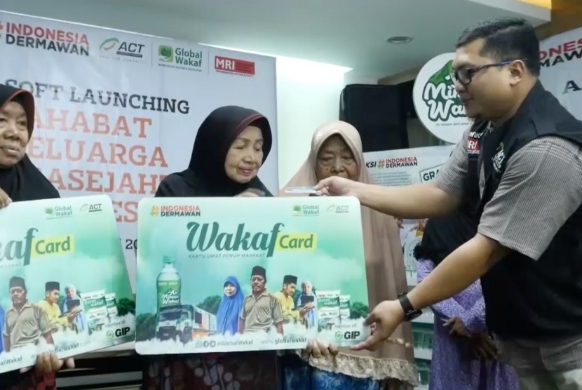 ACT memberikan bantuan pangan berupa beras, air mineral, dan kartu member wakaf kepada keluarga prasejahtera.